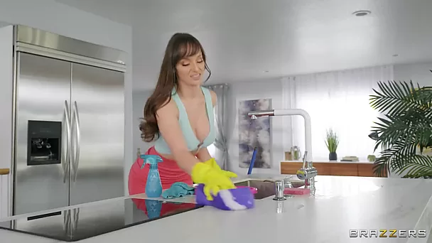 Lexi Luna fica facializada após sexo agudo na cozinha com seu marido