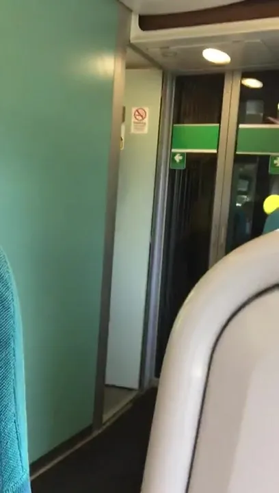 Joyeux seins embarrassés dans le train