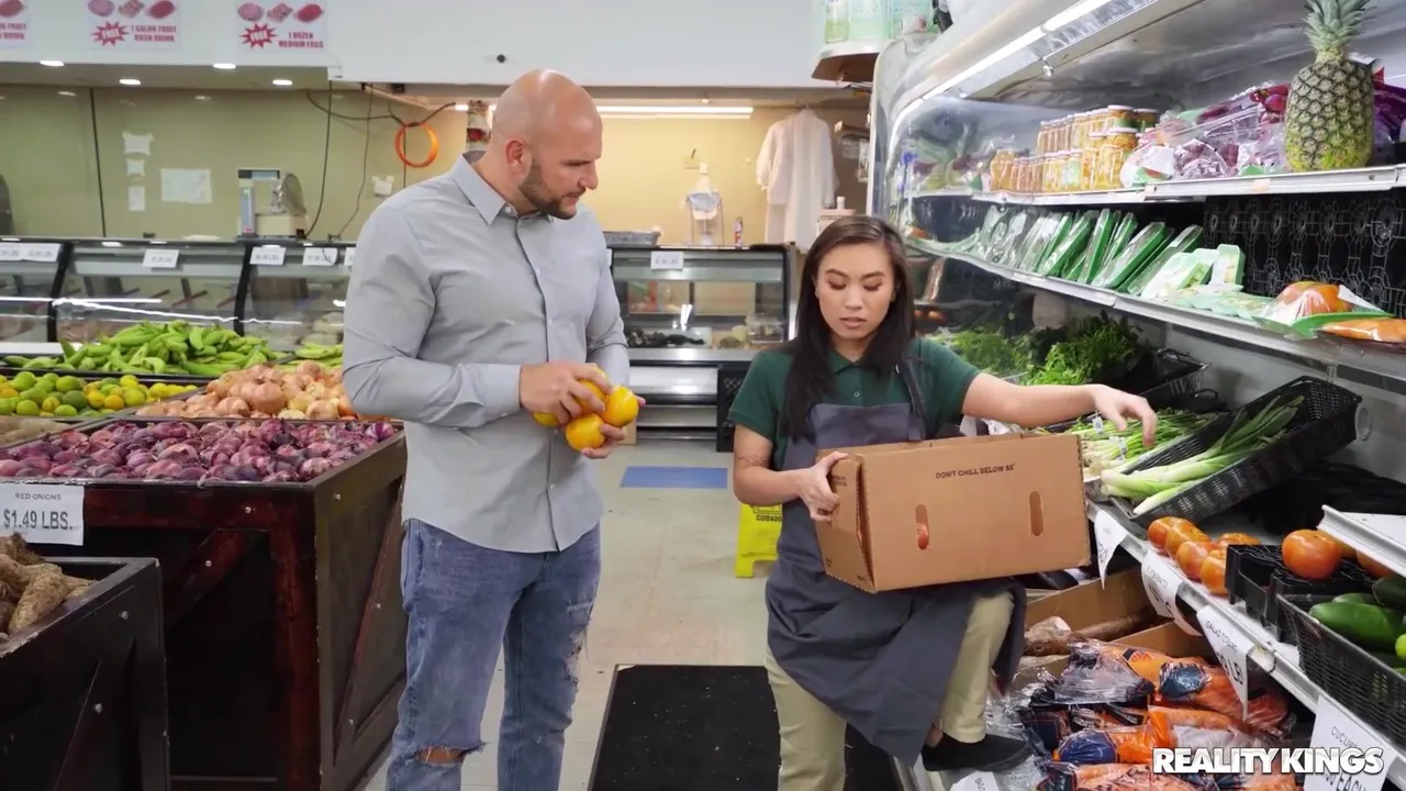 Kimmy Kimm - baisée durement au supermarché