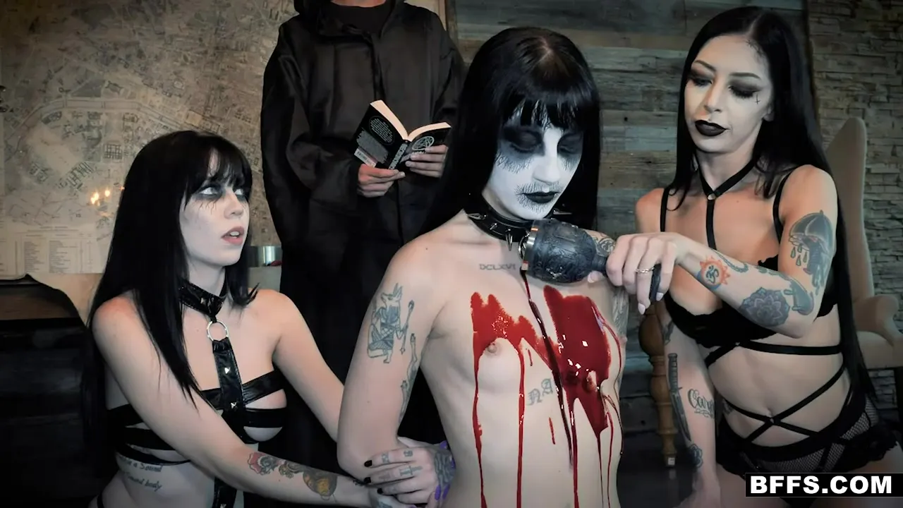 Satanistische Goth-Teens opfern Juans Freundinnen mit großen Schwänzen ihre Fotzen