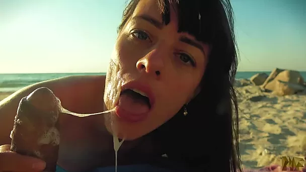 Riskanter POV-Blowjob am öffentlichen Strand einer russischen Brünette im Bikini