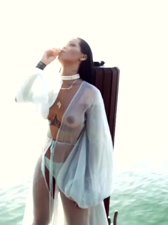 Rihanna - Sehen Sie sich die Handlung im Musikvideo "Needed Me" an