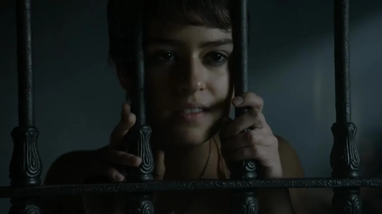 Das Kleid von Rosabell Laurenti Sellers bleibt bei Game of Thrones an ihrer steinharten Brustwarze hängen