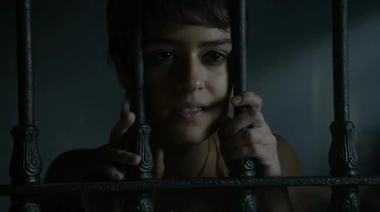 O vestido de Rosabell Laurenti Sellers fica preso em seu mamilo duro como pedra em Game of Thrones