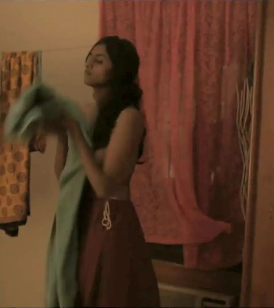 印度女演员 Kani Kusruti - 《Biriyaani》中的完美巨乳