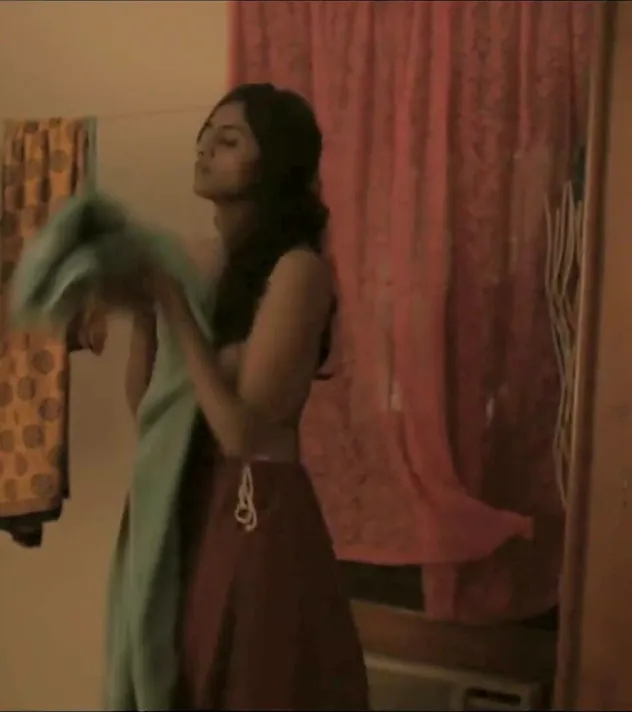 A atriz indiana Kani Kusruti - Peitos enormes perfeitos em 'Biriyaani'