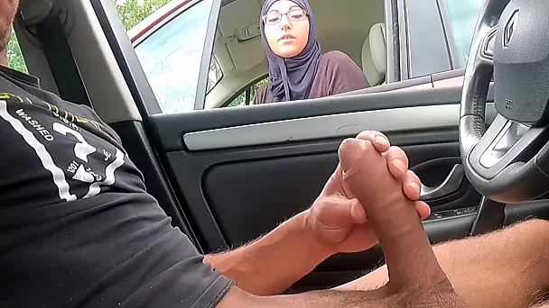Muzułmańska dziwka pomaga nieznajomemu opróżnić jego jaja w miejscu publicznym