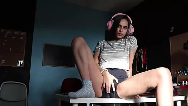 Garota gamer adolescente se masturba na câmera para seus fãs