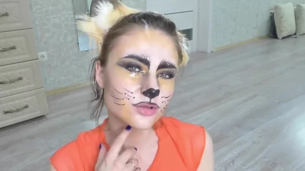 Foxy Girl aus Russland gibt BJ und genießt Sperma auf ihrem Gesicht