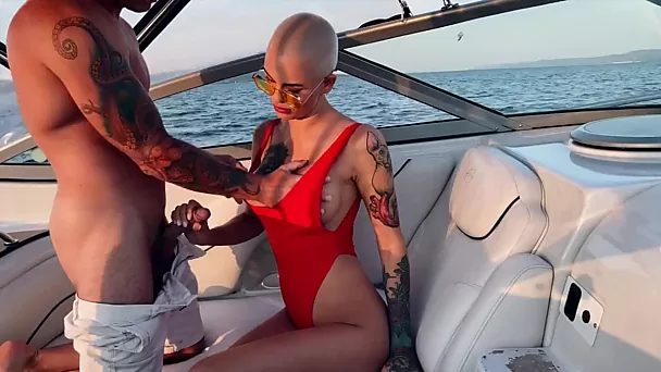 拥有完美胸部的纹身秃头女孩在游艇上享受户外性爱