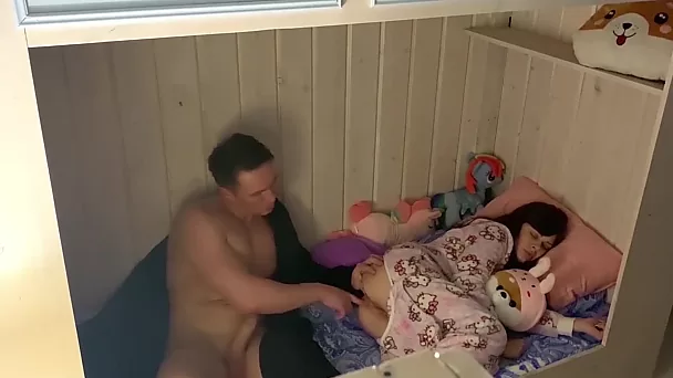 Beau-père en chaleur taquine et fait plaisir à sa belle-fille coquine