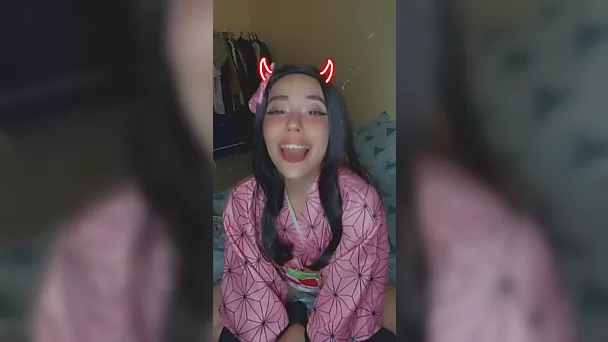 Nena sexy hace cosplay de nezuko en ahegao en la webcam - cazador de demonios: kimetsu no yaiba