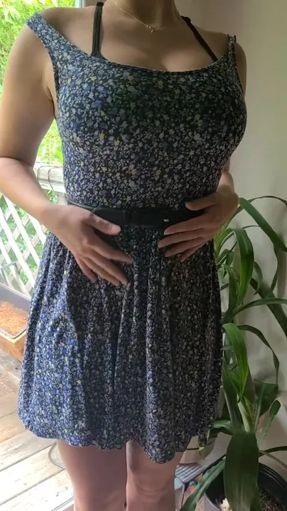 o que você acha do que está escondido debaixo do meu vestido?