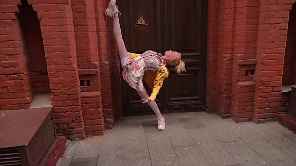 Une danseuse russe flexible fait des mouvements sexy dans les rues de Moscou