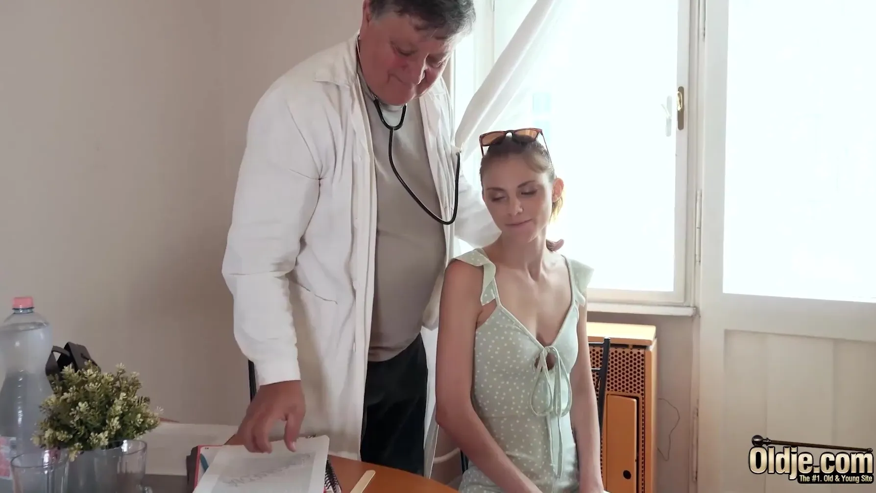 Alter Arzt fickt seinen jugendlichen Patienten Bild