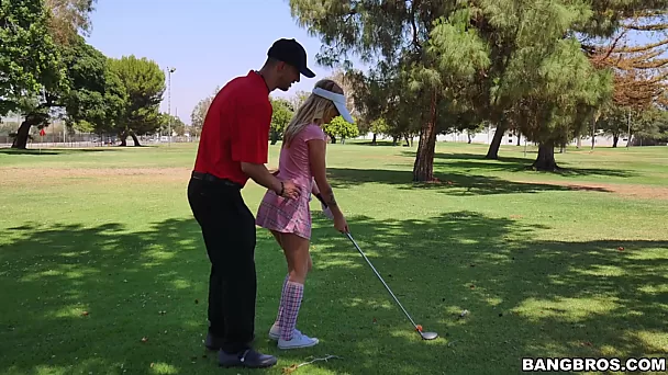 Golf con adolescente e instructor se convierte en sexo caliente