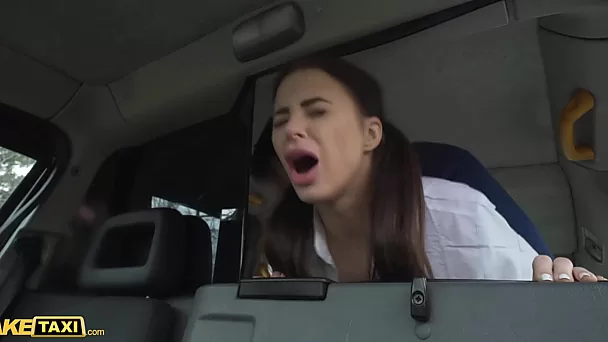 Brunette Teen bezahlt ihr Feuer mit exzellenten Sex-Fähigkeiten in einem Taxi