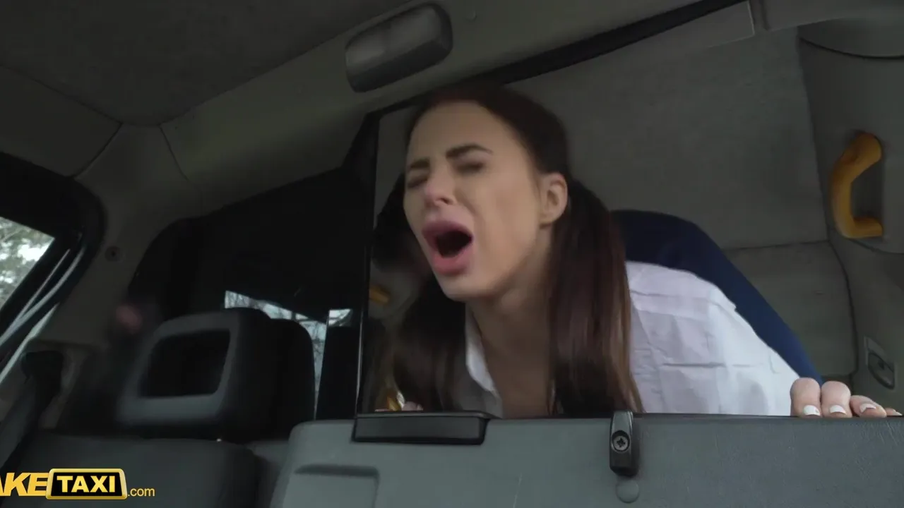 Brunette teen pays her fire by excellent sex skills in a taxi cab foto afbeelding