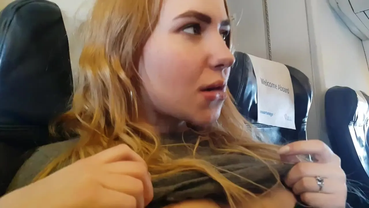 girlfriend handjob in airplane