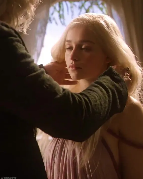 Emilia Clarke - Game of Thrones S01E01