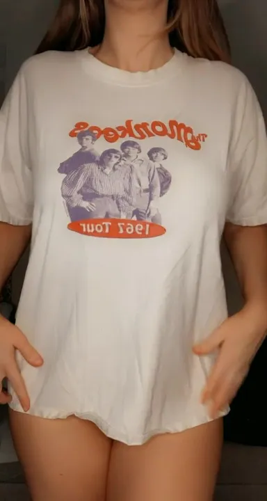 Hey hey 34DDD sablier titty drop sous ce t-shirt Monkees