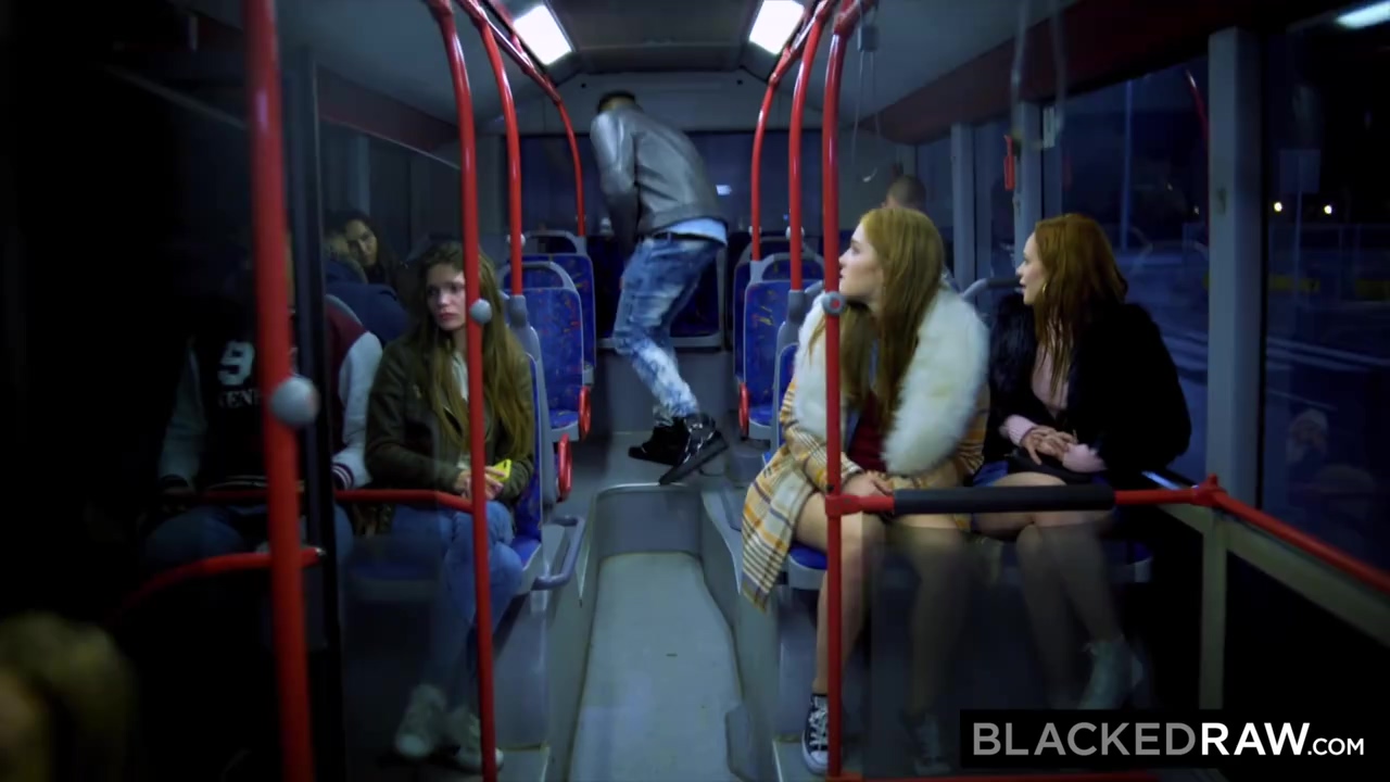 BBC-Blowjob im Bus beendet mit FFM-Fick Bild