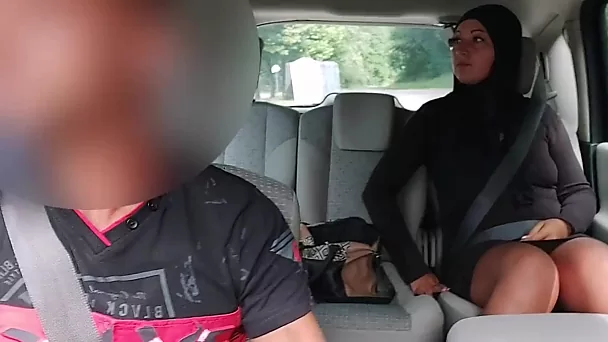 Muçulmano MILF em Hijab mostra buceta e fode com taxista