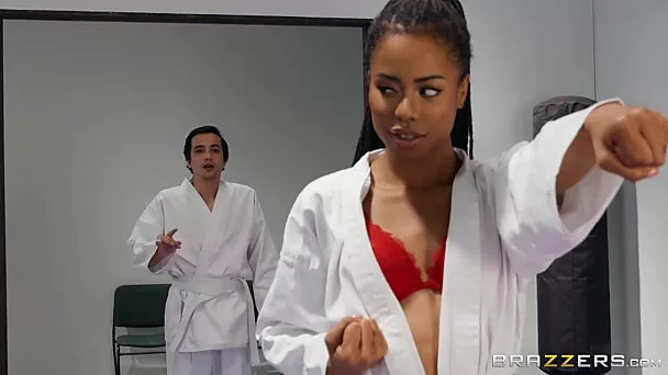 Karate Ebony Kira Noir probiert einen Partnerschwanz direkt im Sportraum