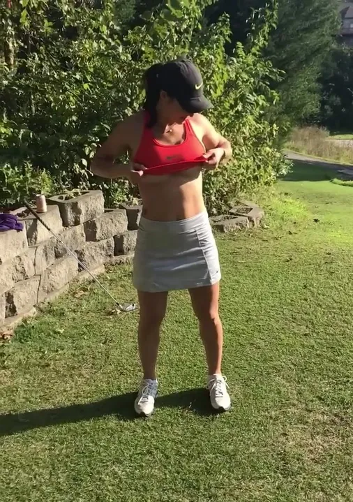 Просто мама, играющая в гольф!