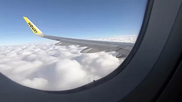 Pompino pubblico in aereo durante il volo