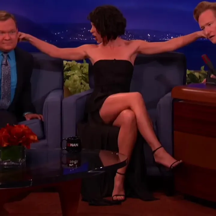 Evangeline Lilly's toned bod taking over on Conan
