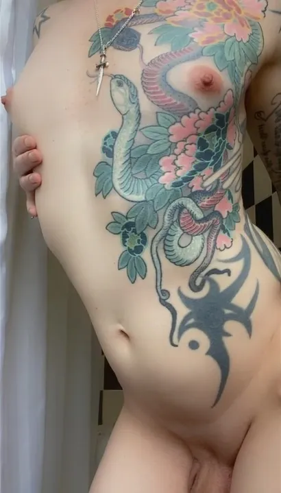 Faresti nascere una Trap Queen tatuata di 41 anni sotto la doccia? ... chiedendo un amico