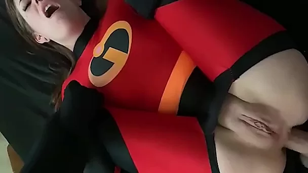 Супергероя трахнули в задницу в любительском видео от первого лица