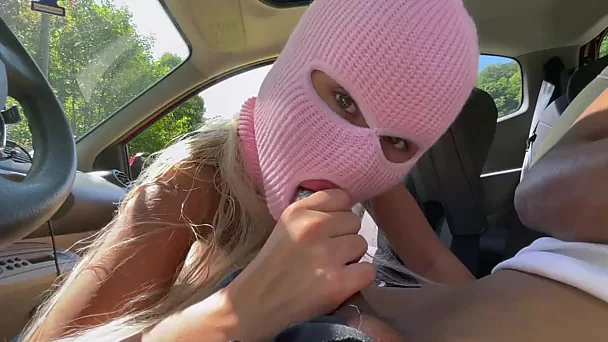 Une fille excitée masquée a une baise intense avec la BBC dans une vidéo amateur en plein air