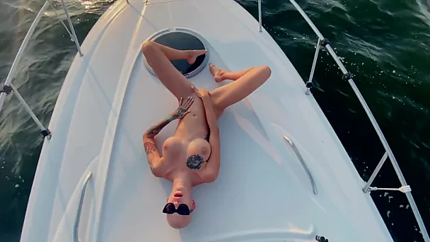 Une fille chauve aux gros seins doigte sa chatte en solo incroyable sur un yacht