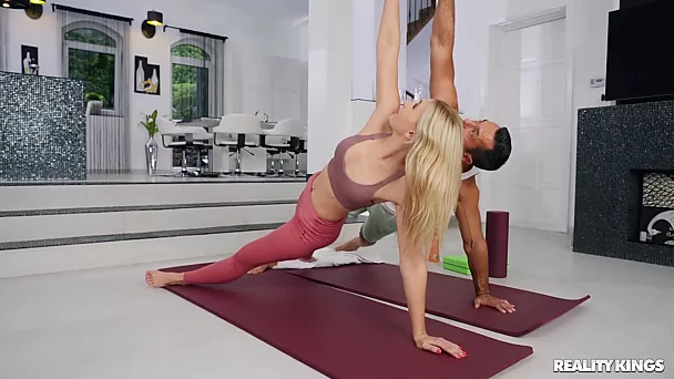 Étirement de la chatte pendant le yoga ft. Lulu love