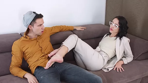 Hübscher Teenie schluckt Sperma nach heißem Sex auf dem Sofa