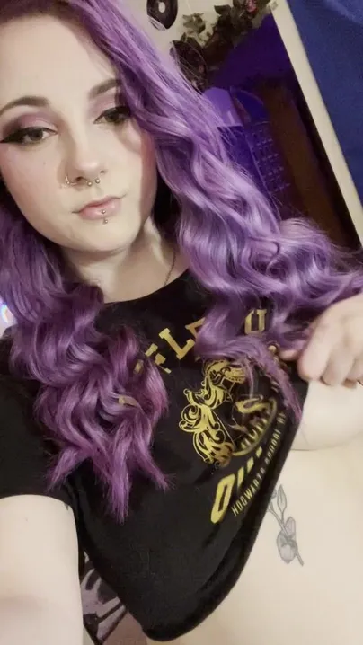 Você gosta de vadias grandes e arrumadas com cabelo roxo e piercings faciais?