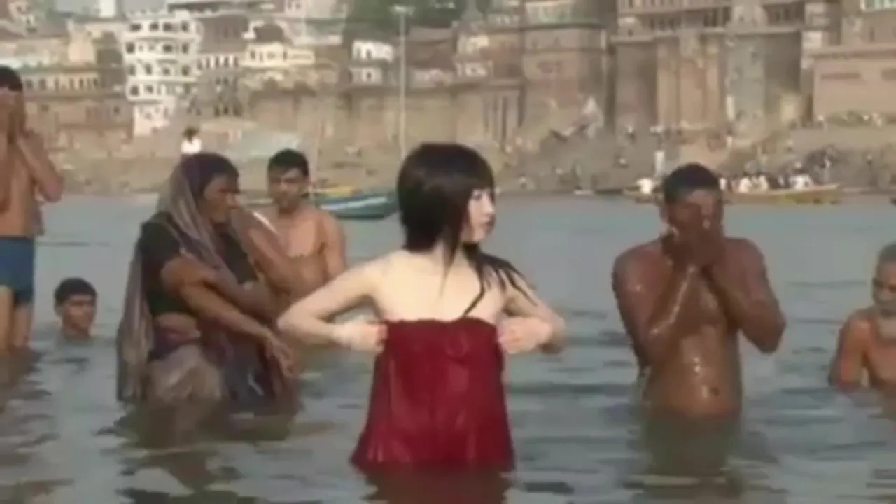 Une fille JAV va nue à Varanasi, en Inde