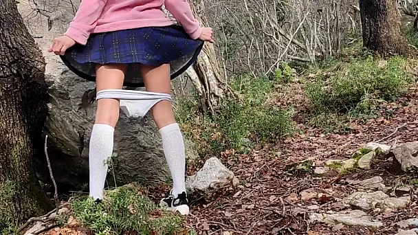 Chica amateur traviesa es follada por detrás en el bosque