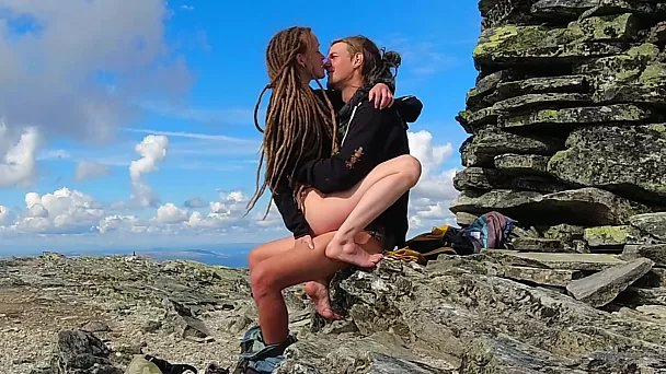 Casal europeu tem foda arriscada nas montanhas