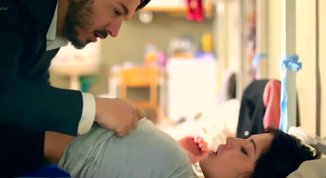 Adèle Exarchopoulos - Schlemmen auf der Handlung in "Down by Love"
