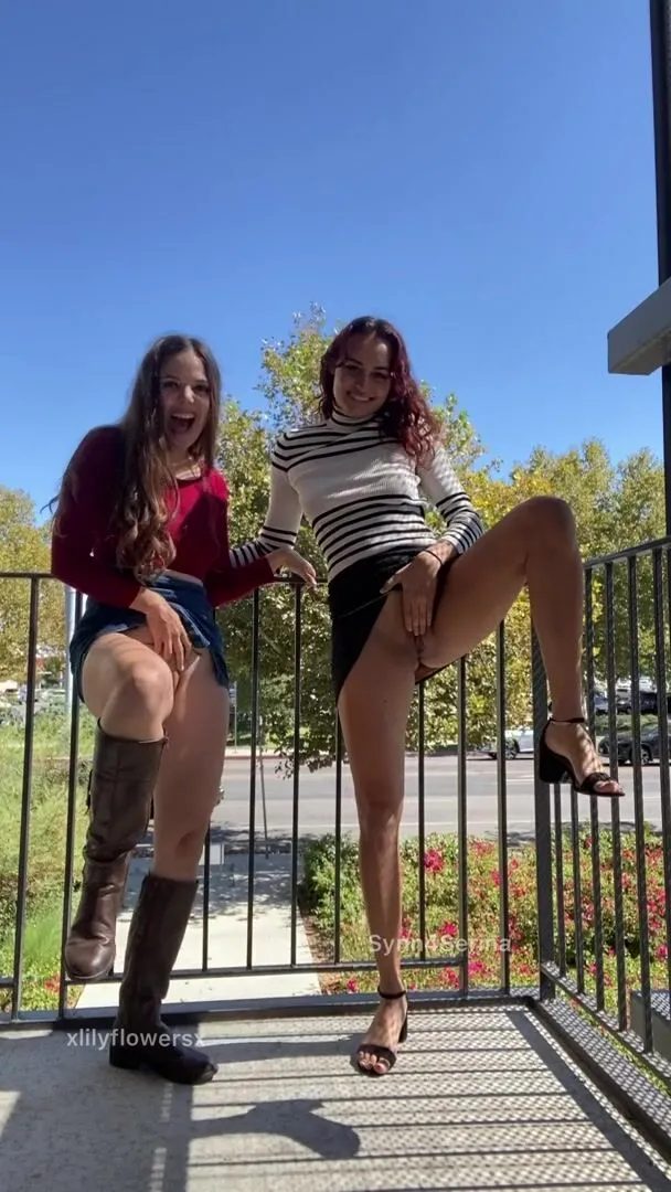 Молодая девушка без трусиков под юбкой показывает свою вагину на фоне городских улиц - Порно видео