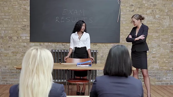 College-Mädchen lecken die feuchte Muschi des Lehrers, um bessere Prüfungsnoten zu bekommen - lesbischer Dreier