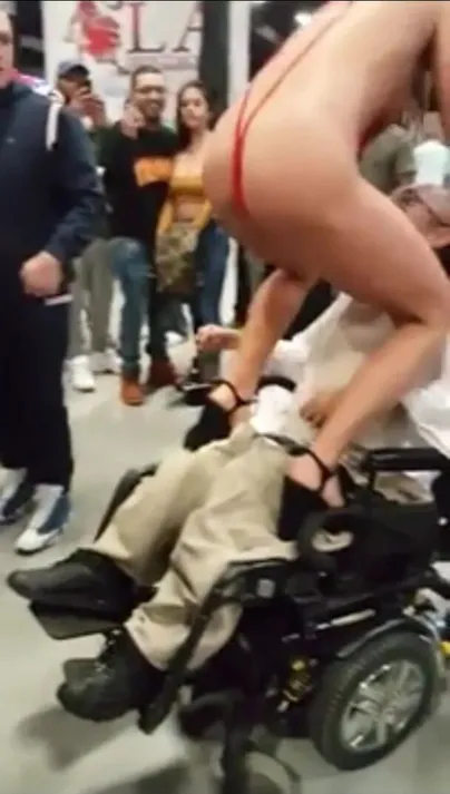 Щедрая порнозвезда позволяет парню в инвалидной коляске лижет ее киску