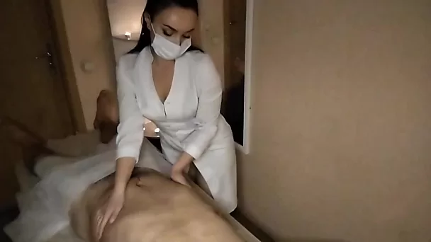 Hete Russische masseur geeft een speciale service
