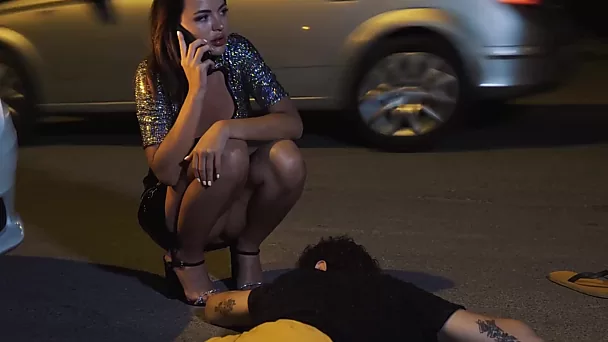 Garota rica fode cara após acidente de carro para pagar por ferimentos