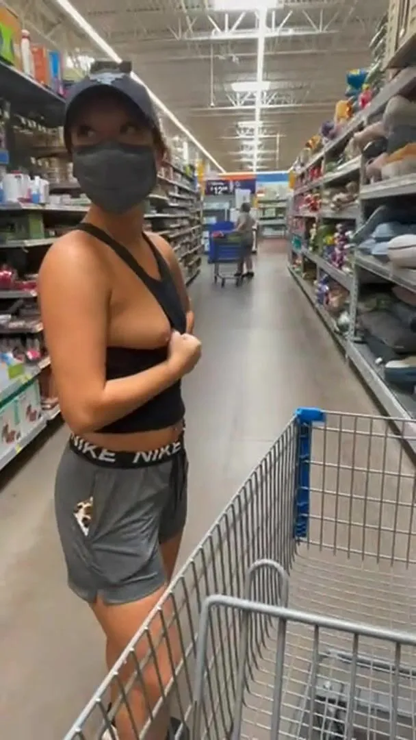 tu veux faire du shopping ? Je vais te montrer mes seins ;)